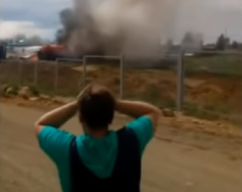 Avion se srušio na naselje i EKSPLODIRAO!