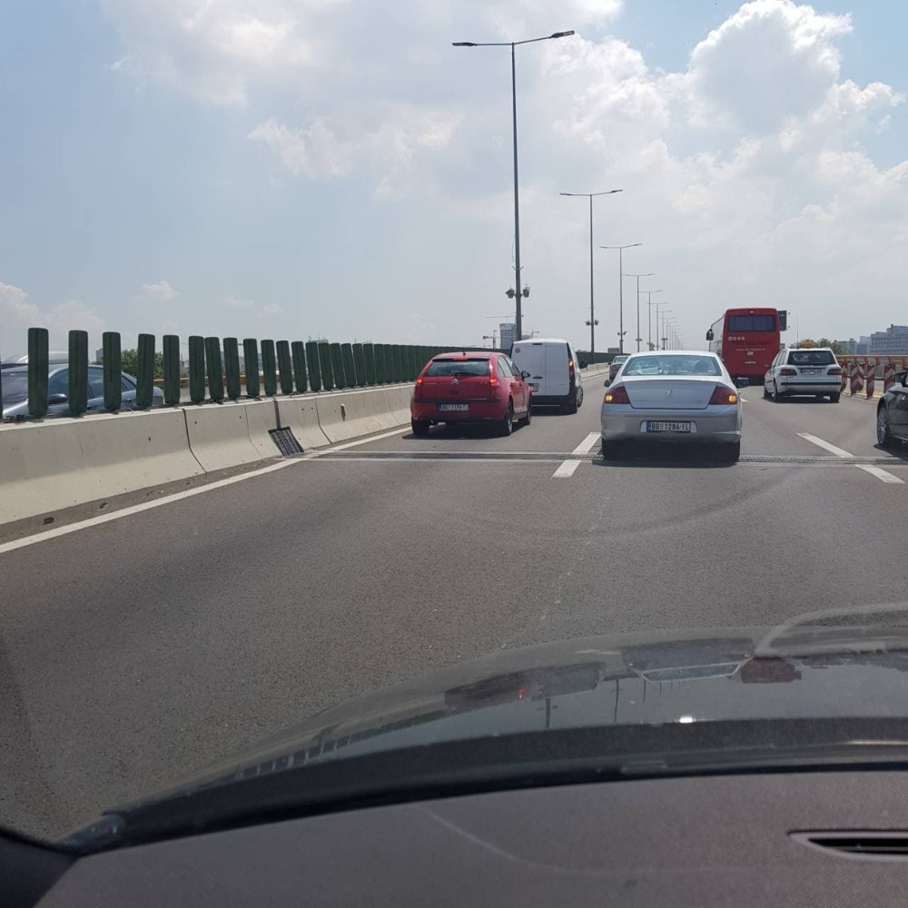 Starac uleteo golfom u pešake, bacao ih po putu, najmanje 10 POVREĐENIH!