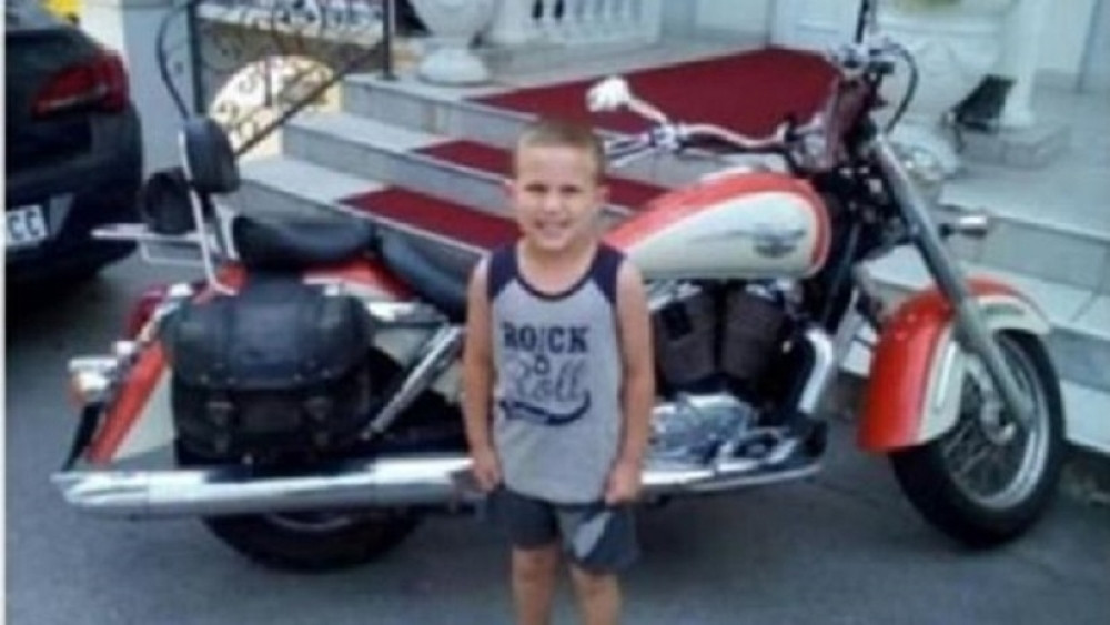 Roditelji su primetili da njihov sin čudno govori i da se teško kreće. Spas je na dalekoj Kubi! Skupimo novac svi zajedno za mališana!