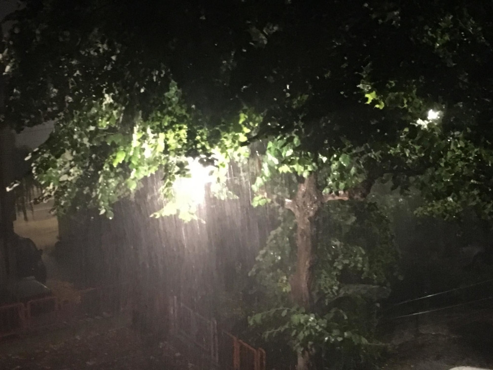 Olujni vetar nosi sve pred sobom! Meteorolozi prognoziraju lokalno i do 50 LITARA KIŠE! (FOTO/VIDEO)