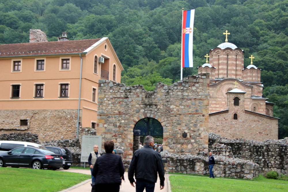 Najstrašnije se iživljavali nad monahinjama, policija OPKOLILA SVETINJU! Povod je više nego užasan!