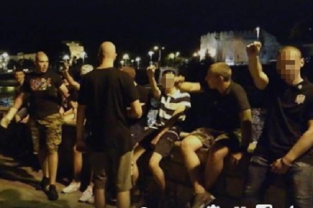 Uroša (25) izboli zbog majice "antifašista"! Niš se digao na noge, a protestnu kolonu presekli povici! Ovaj potez nije smeo da se ponovi (VIDEO)