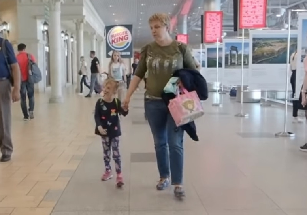 Jelena se prestravila kada je prvi put ugledala svoju ćerku. Deca je se boje, a ona samo želi sa nekim da se igra (VIDEO)