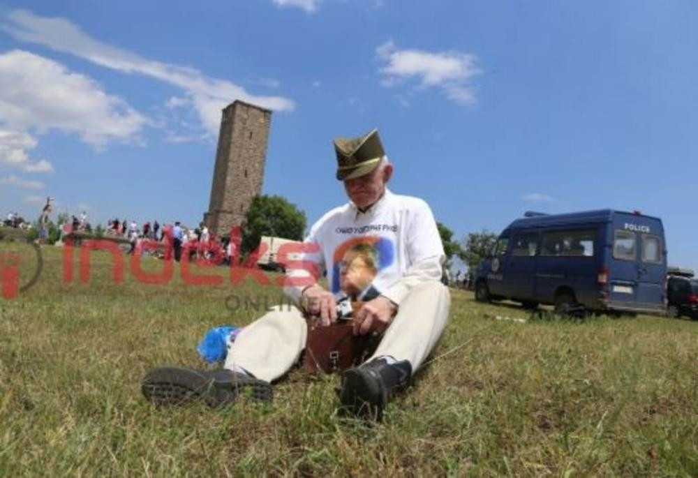 Starac se pojavio sa majicom, a na njoj LIK SRPSKOG POLITIČARA - U trenutku je nastao HAOS! (FOTO/VIDEO)