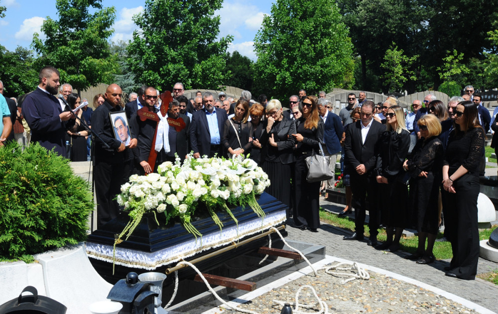 U Aleji velikana sahranjen Žarko Varajić! Kića, Moka, Kari Pešić i evo ko je sve još bio na oproštaju od legende! (FOTO)