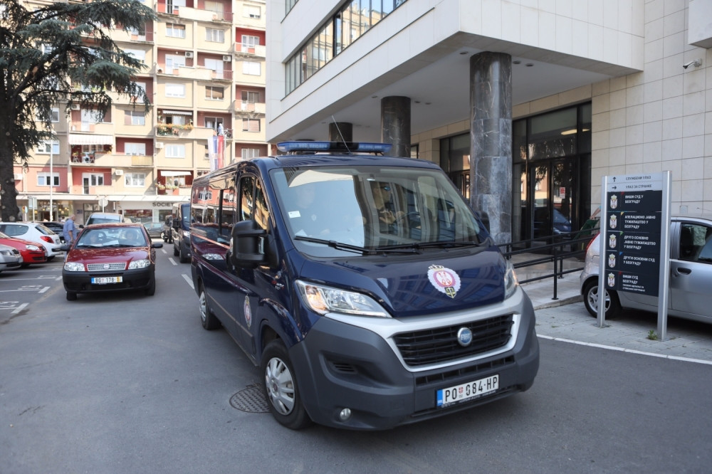 Uleteo u apoteku, radnici pretio oštrim predmetom i oteo 4.000 dinara!