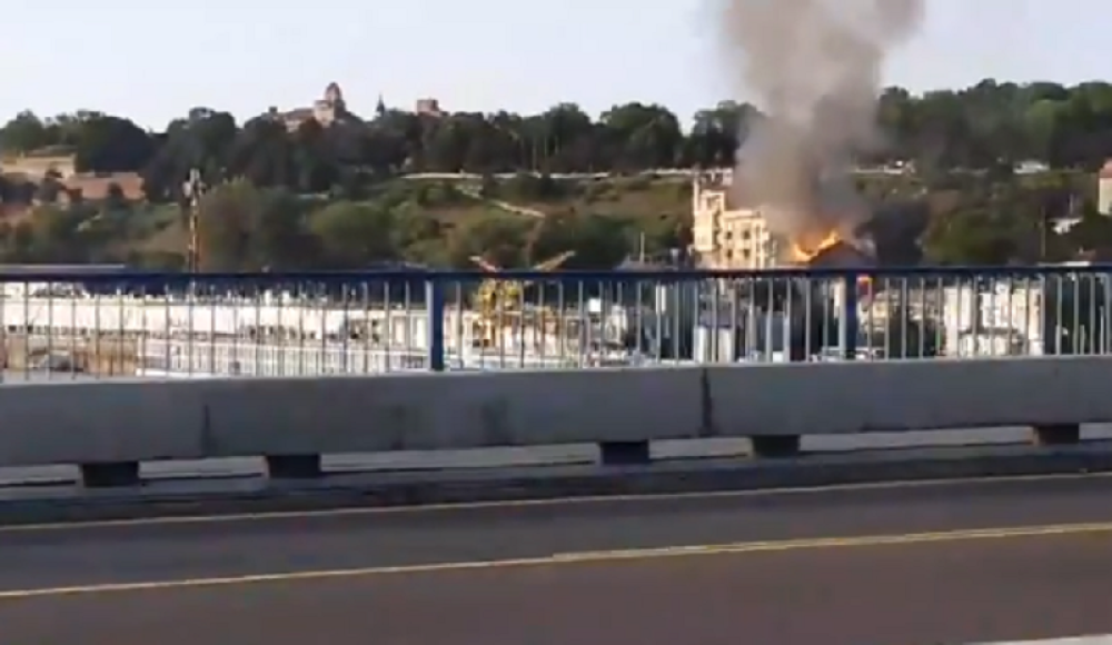 Gusti crni dim KULJA u centru Beograda! Građani zaprepašćeni prizorom snimaju i ne znaju ŠTA SE DOGAĐA! (FOTO/VIDEO)