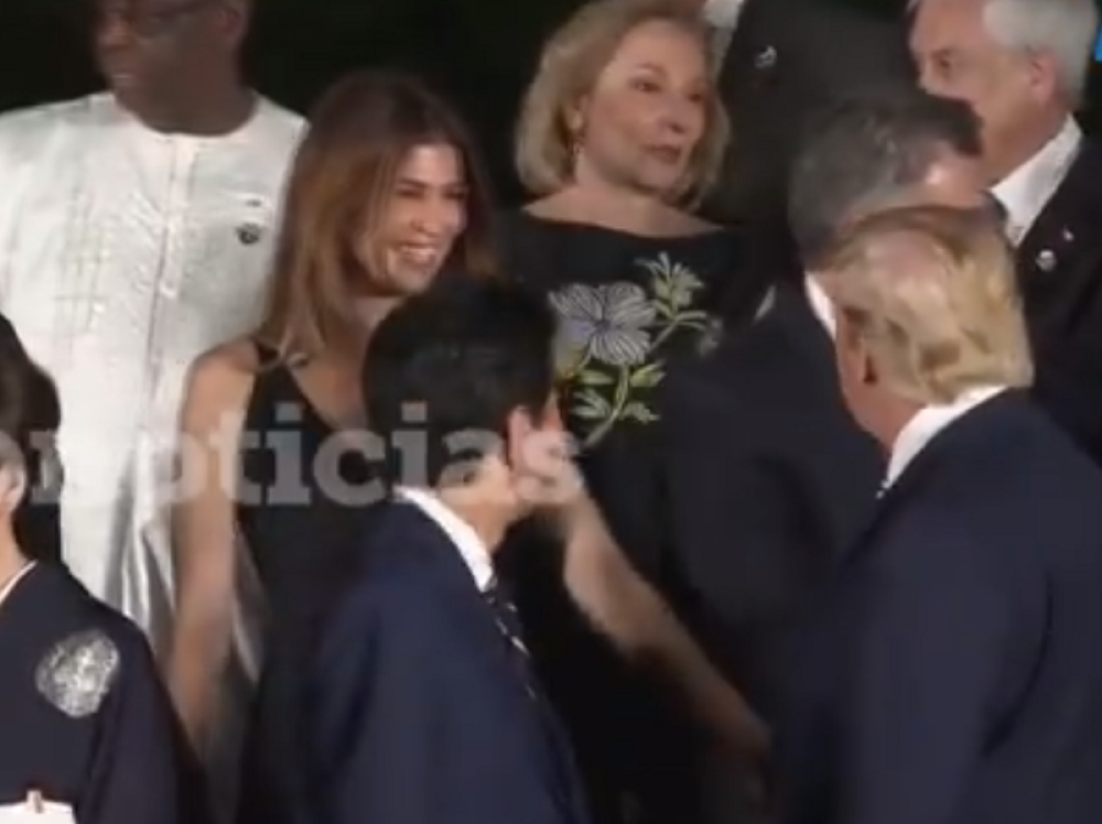 Ovo je fatalna lepotica vrele krvi, sa kojom je Tramp otvoreno flertovao pred njenim mužem! GRMI! (FOTO, VIDEO)