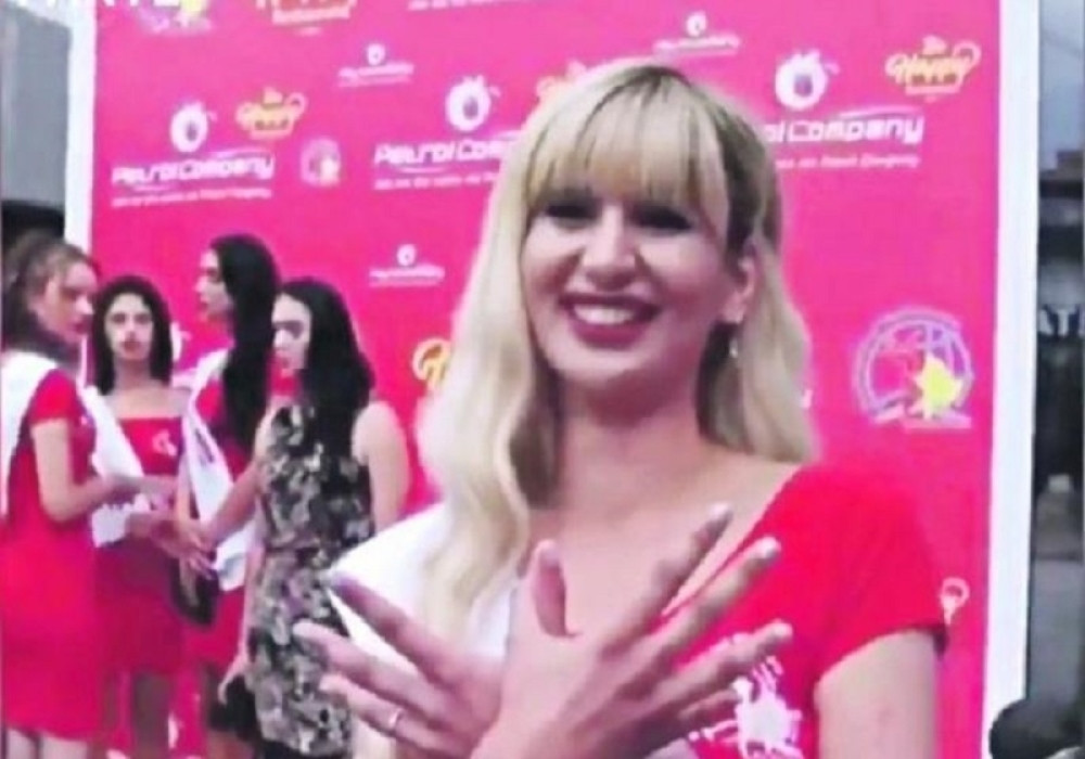 Tvrde da je ona SRPKINJA, pokazuje znak "velike Albanije" i promoviše nezavisno Kosovo, a iza svega se krije VELIKA PREVARA!