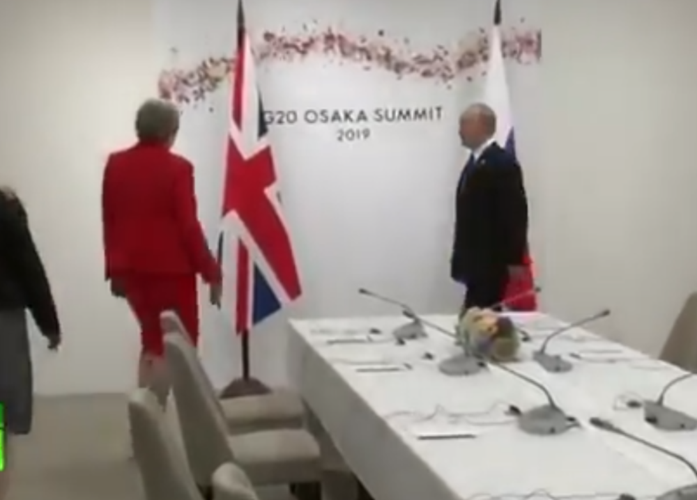 Svi pričaju o britanskoj premijerki Terezi Mej koja se sa Putinom pozdravila na NEKULTURAN način! (FOTO)