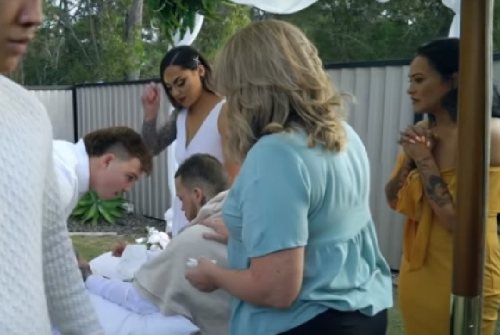 Mladoženja (22) polumrtav na svom venčanju, mlada Maja mu ispunila poslednju želju. Već sutradan je stavila crni veo (VIDEO)