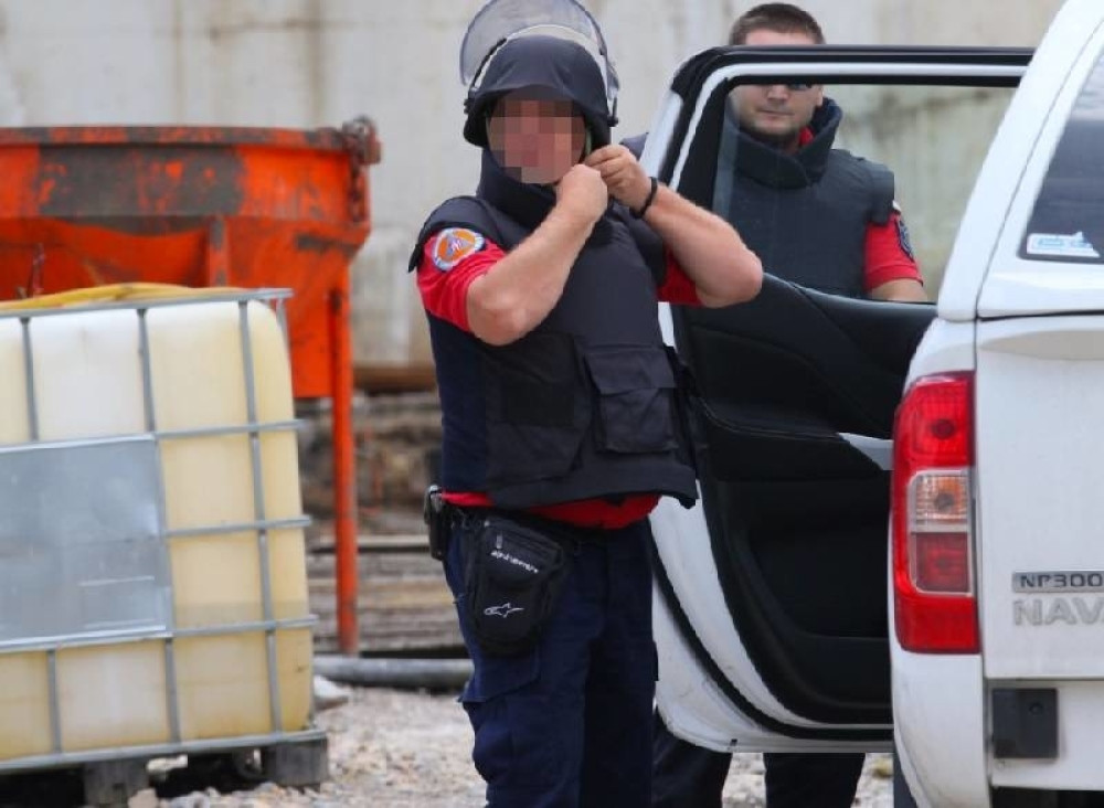Eksplodirala bomba na ulazu u zgradu! Policija na terenu