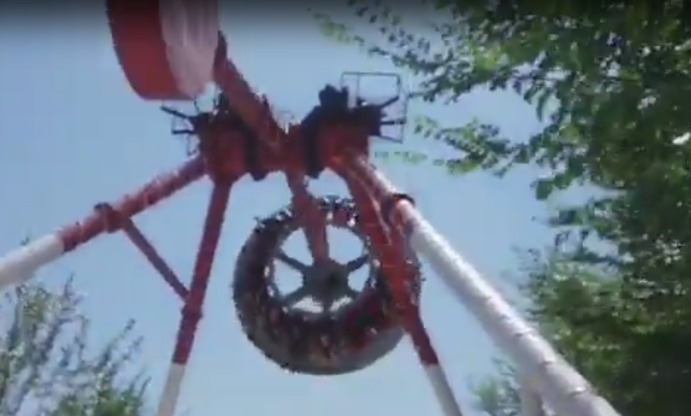 Vrteška bukvalno PUKLA u toku vožnje! Devojka (19) ostala MRTVA na mestu! (VEOMA UZNEMIRUJUĆI SADRŽAJ)