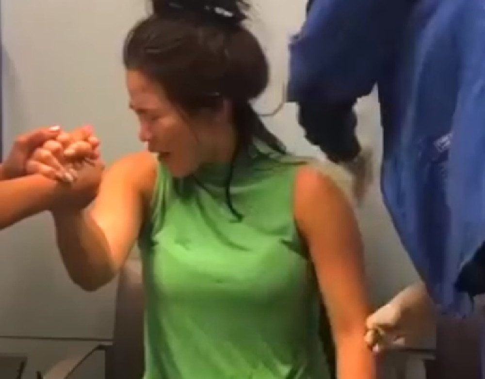 Da li se i vi bojite igala? Posle ovog snimka će vas biti blam da se otimate pred bocu (VIDEO)