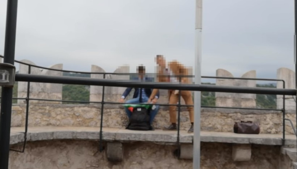 Trojica Italijana obesili italijansku zastavu pa uzvuknuli " RIJEKA JE ITALIJANSKA"