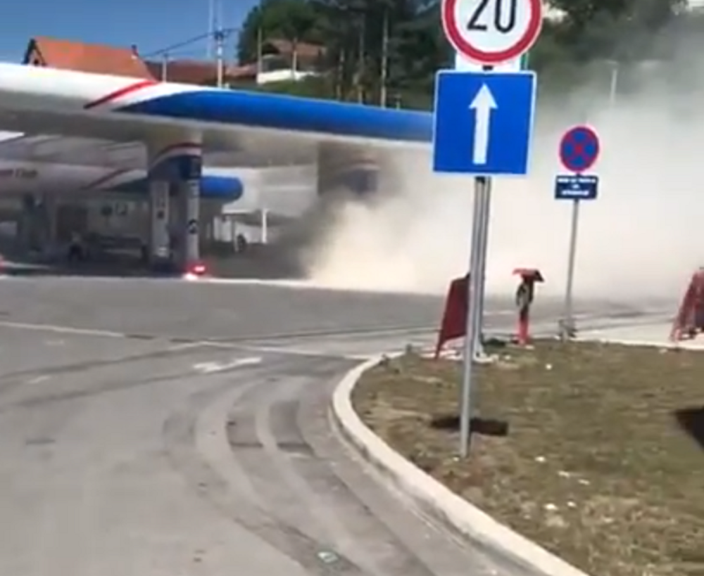 Stao na pumpu u Novom Pazaru da sipa benzin, u sledećem trenutku auto mu je bio u plamenu! Ima povređenih!  (VIDEO)