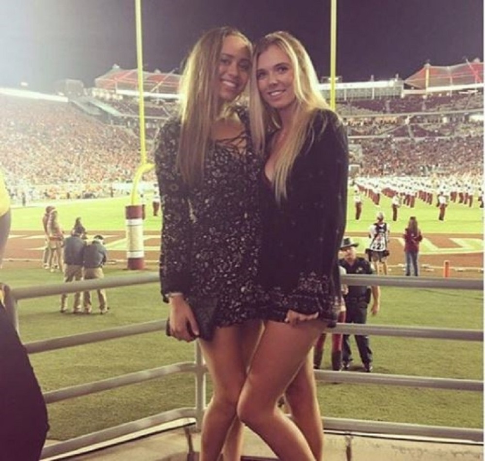 Nećemo gledati ovu seksi teniserku na travi! Provocira fotkama i NE NOSI DONJI VEŠ! (FOTO)