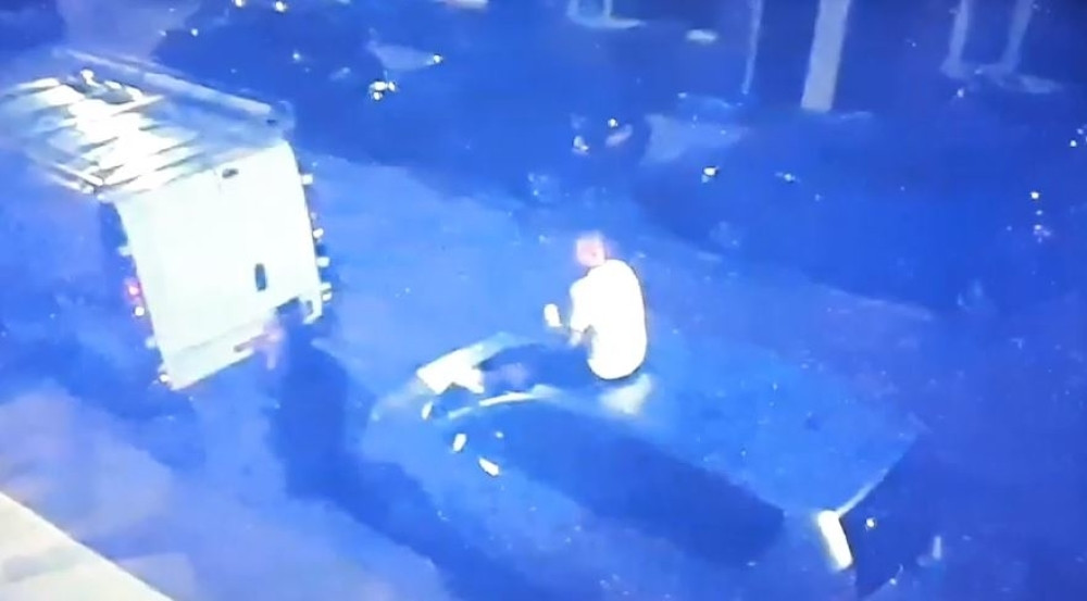 Legenda svetskog fudbala trešten pijan popeo se na komšijin automobil, onda kao pomahnitao skakao po njemu i DEMOLIRAO GA! (VIDEO)