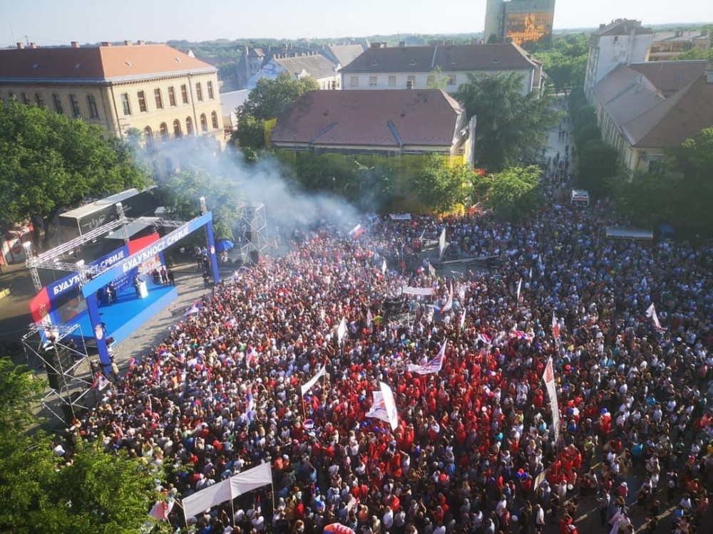 Vučića u Somboru dočekalo više od 10.000 ljudi, a na protestu na Terazijama jedva njih 50! (FOTO/VIDEO)