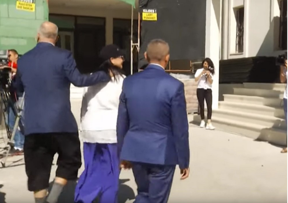 Premijer Albanije izašao na glasanje VULGARNO obučen! (ŠOK FOTO)