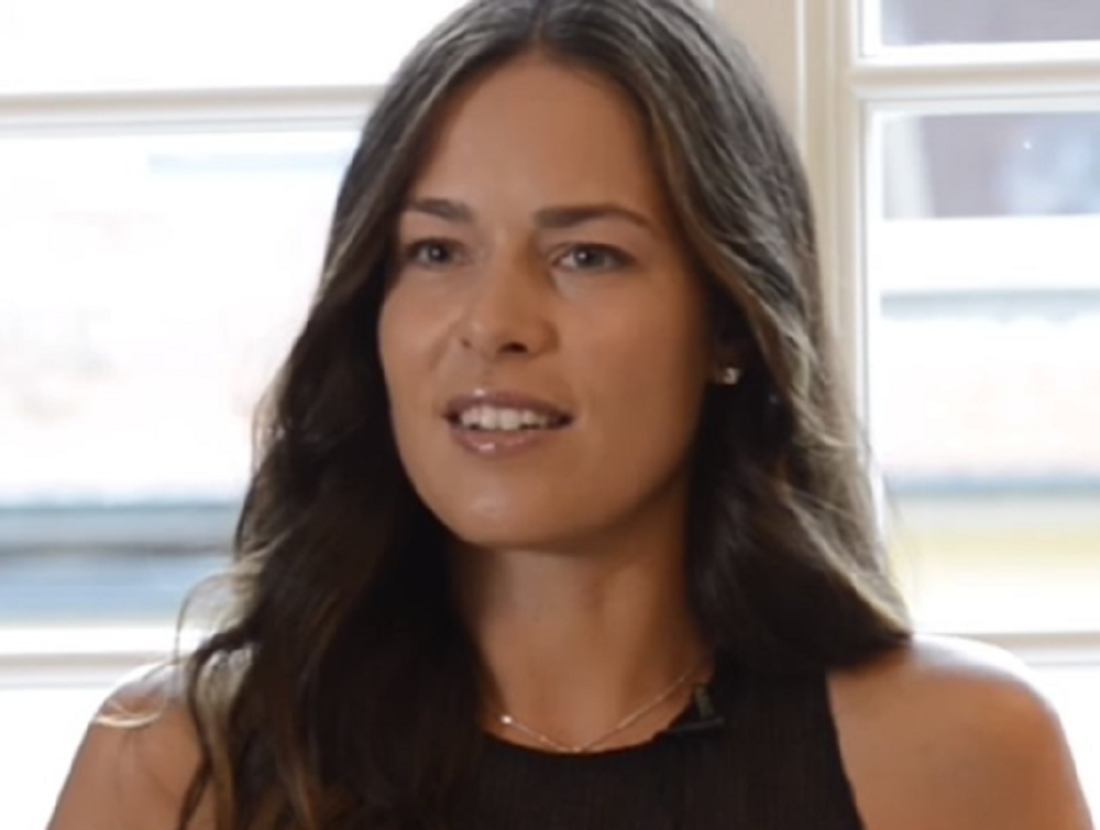 Pokazala je i blista kao nikad! Pogledajte šta se to nazire Ani Ivanović ispod majice! (FOTO)