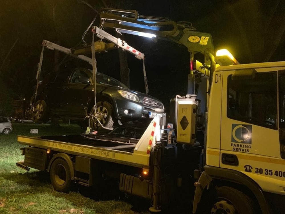 Pokrenuta velika akcija uklanjanja nepropisno parkiranih vozila na Ušću (FOTO)