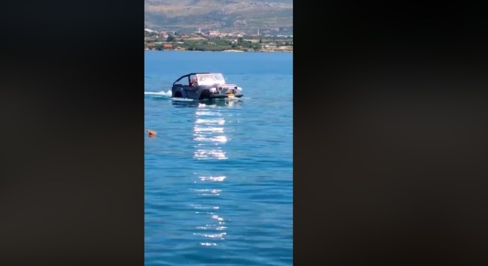 Turisti džipom iz mora iskrcali se na obalu kao da su na Ivo Džimi! Posetioci ostali zatečeni