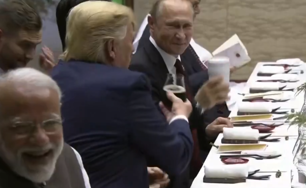 Svi su pili vino iz kristalnih čaša, a ruski predsednik je iznenada izvukao keramičku kriglu! Evo šta se dogodilo! (VIDEO)