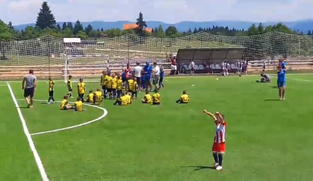 U Zvezdinom dresu utrčao na teren i slavio pobedu hrvatskog kluba! (VIDEO)