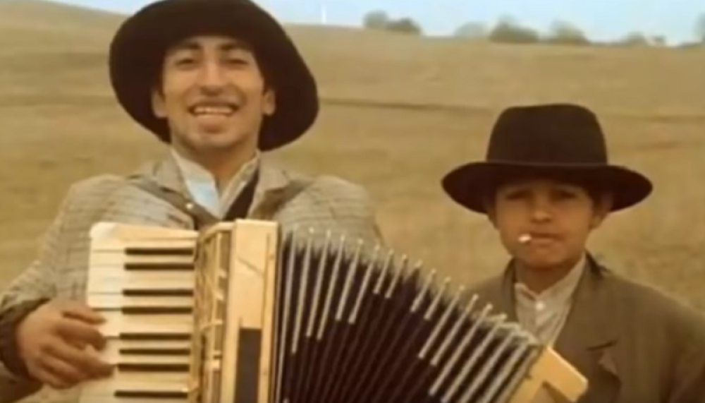 Sećate li se malog muzičara iz filma Ko to tamo peva? Bio je di-džej, pa policajac, a evo šta danas radi!