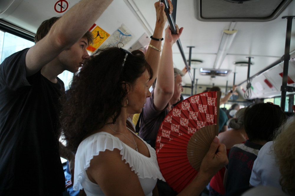 Parkirao auto nasred okretnice autobusa, sa ženom se prepustio uživanju, a onda su ljudi POBESNELI na UŽARENOM ASFALTU!