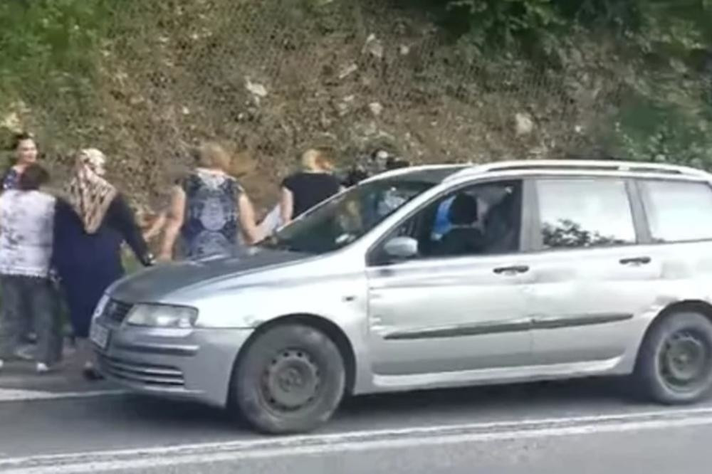 Upali u saobraćajni kolaps, pa izleteli iz kola i ZAIGRALI KOLO!