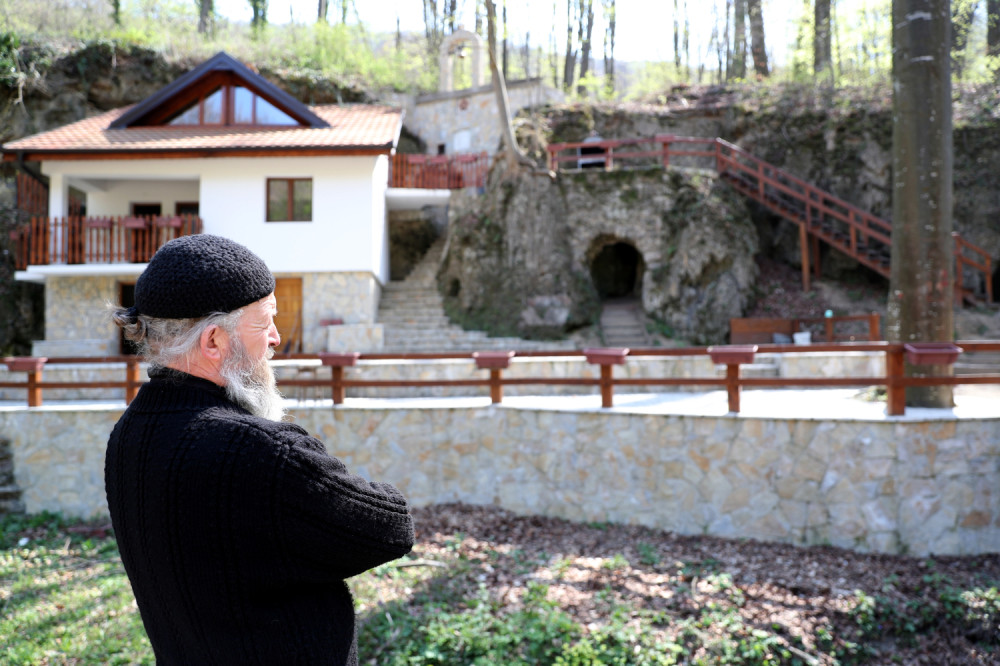 Lopovi provalili u jednu od najvećih srpskih svetinja i DEMOLIRALI JE!