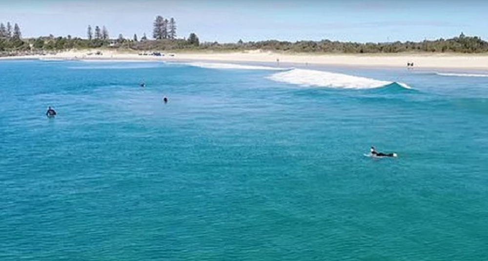 Uživali su u turističkom raju, kada su pogledali snimak iz drona shvatili su da su ih SEKUNDE DELILE OD SMRTI (VIDEO)
