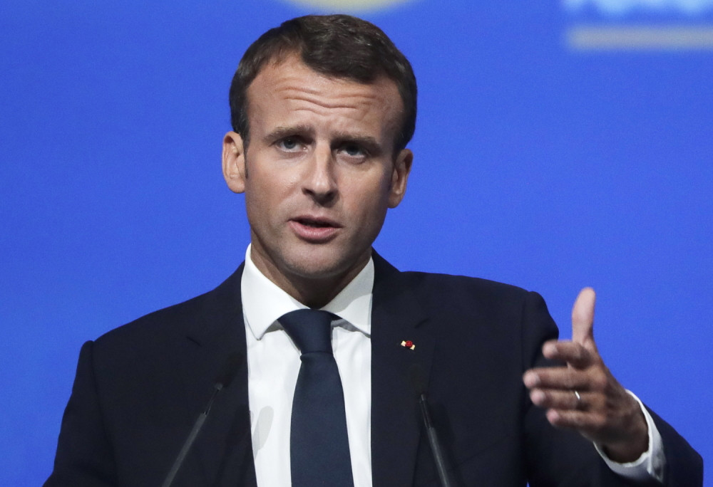 Čovek pored njega nosiće crnu torbu! Oprezan je poput Putina, ali Francuz ide korak DALJE!