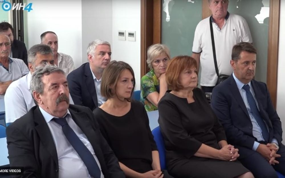 Bruka i sramota šta STOJI PORED MOMIROVE SLIKE, ali je zato gest Vulina i Vučića duboko dirnuo njegovu porodicu! (FOTO)