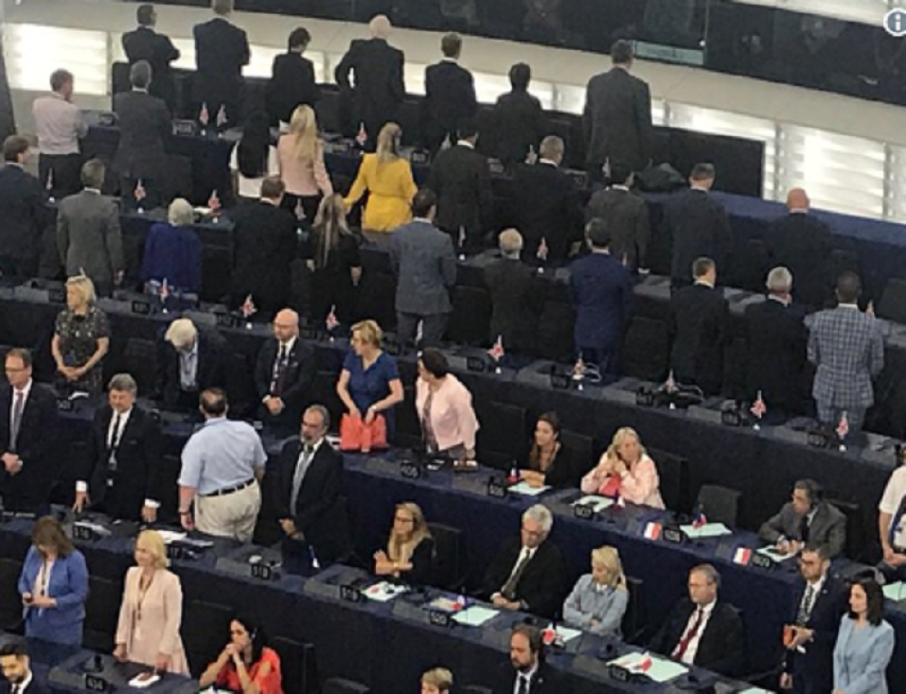 Novi incidenti u Briselu, poslanici nisu hteli da ustanu na "Odu radosti"! Skandal u Evropskom parlamentu!