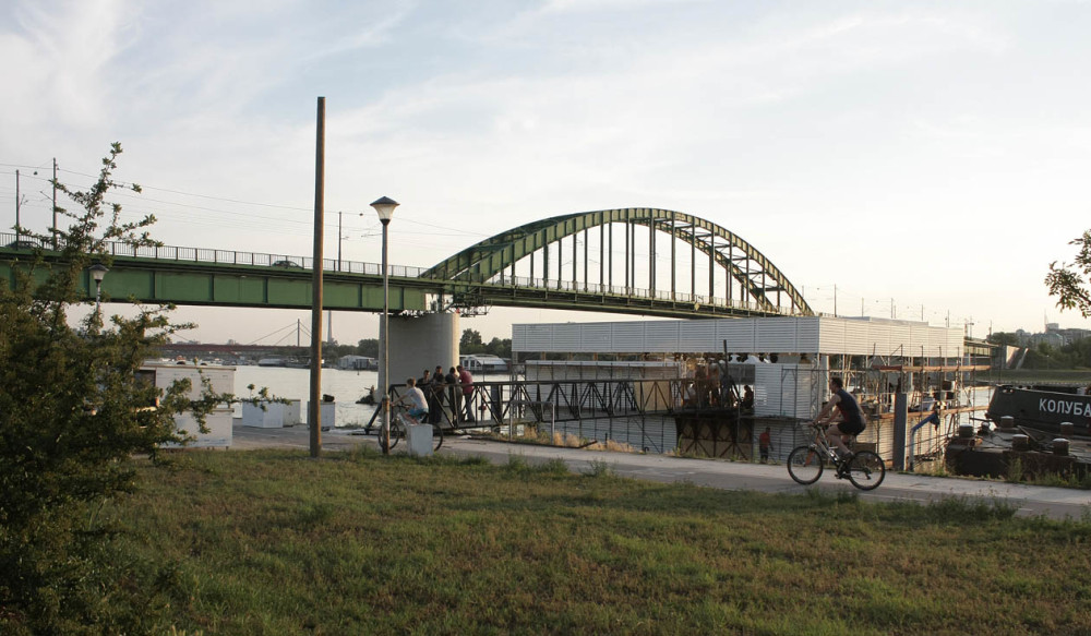 Umesto preko Tise, most koji je jedan od simbola Beograda, silom prilika premostio je Savu