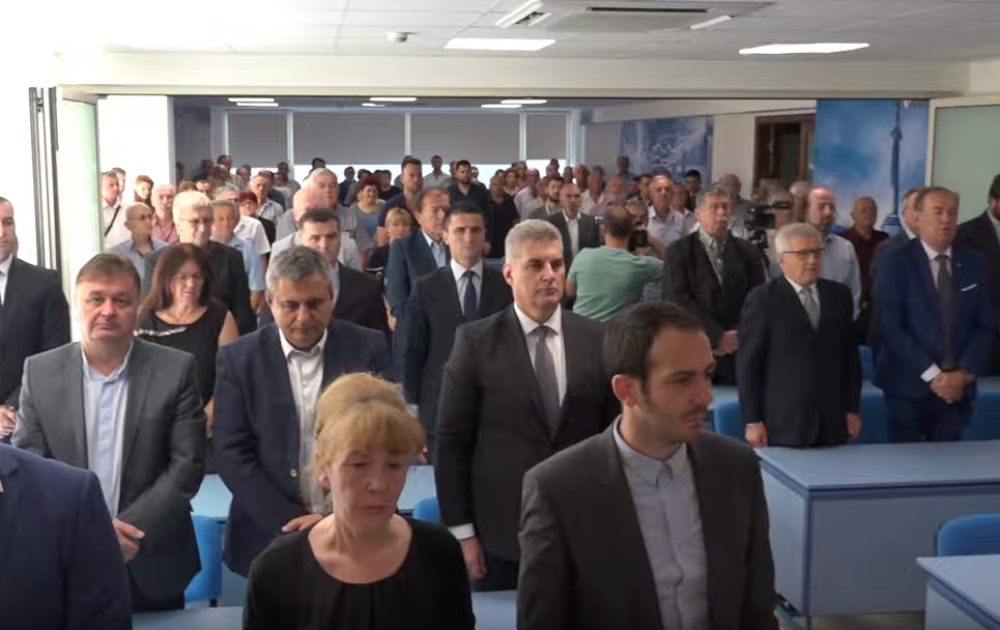 Cela sala zaplakala kad je na komemoraciji Momira Bulatovića progovorio jedan čovek. Njegove reči čuće se do Podgorice!