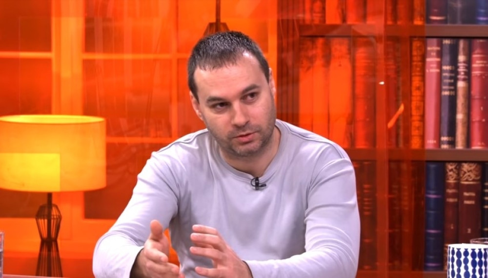 Ljubitelj nacističkih simbola pokušava da dostigne pet minuta svoje slave! Oduševljava se kako predsednik Srbije stoji izoštren ispred snajpera!