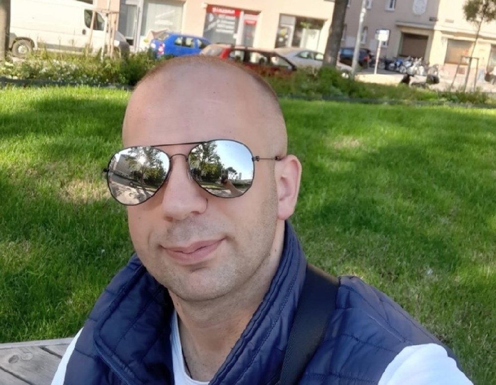 Milan ide na more u Grčku i sa sobom želi da povede jednu srećnicu! U njegovom OGLASU ima samo jedan uslov (FOTO)