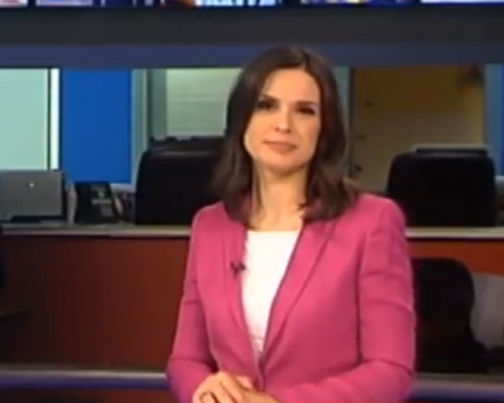 Voditeljka se ZAGLAVILA U LIFTU, usled muke uradila nešto provokativno! Niko to nije očekivao od nje (FOTO)