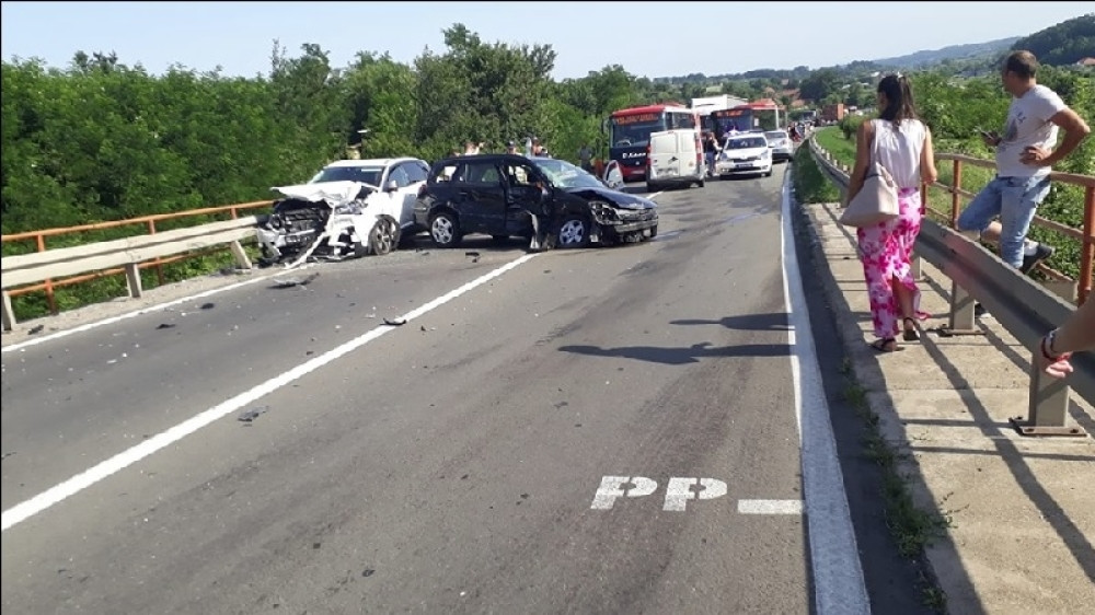 Stravična saobraćajna nesreća! Sudar dva vozila! Ima i povređenih!