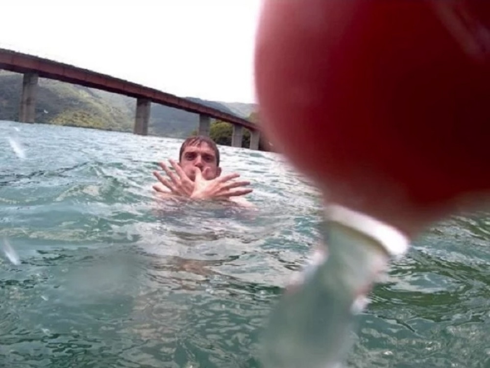 Nova provokacia na Kosovu! Albanski komandosi ponovo ukrštaju prste Srbima na oči (FOTO)