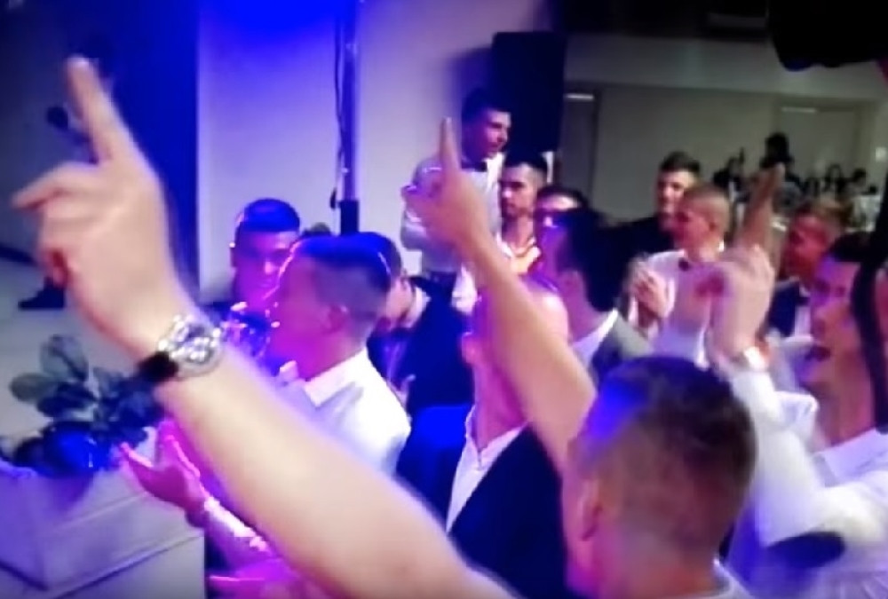 Podgorički maturanti zapevali stihove zbog kojih Milo guta knedlu! Evo kako se ispravno slavi kraj školovanja (VIDEO)