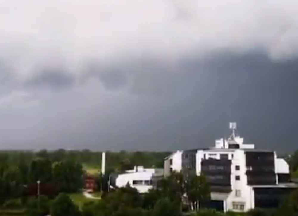 Jako nevreme u glavnom gradu Hrvatske! Pao grad, vetar čupao i nosio krovove, nebo pocrnelo (FOTO, VIDEO)