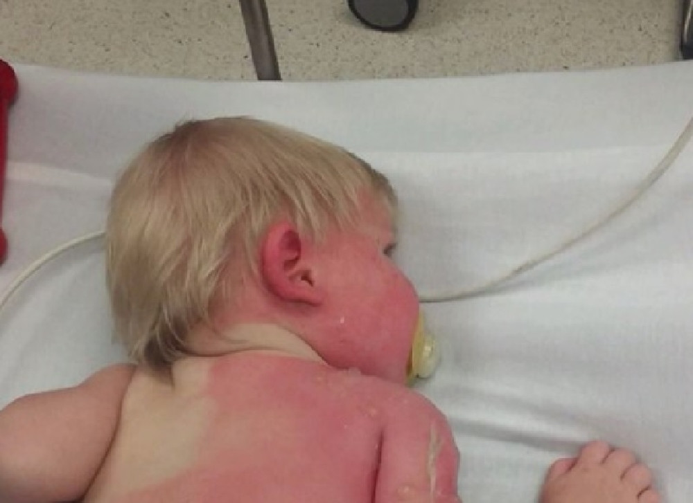 Stavila bebicu u bazen, pa krenula da ga puni. Dečak se zajapurio od plača, nije ni slutila zbog čega (FOTO)