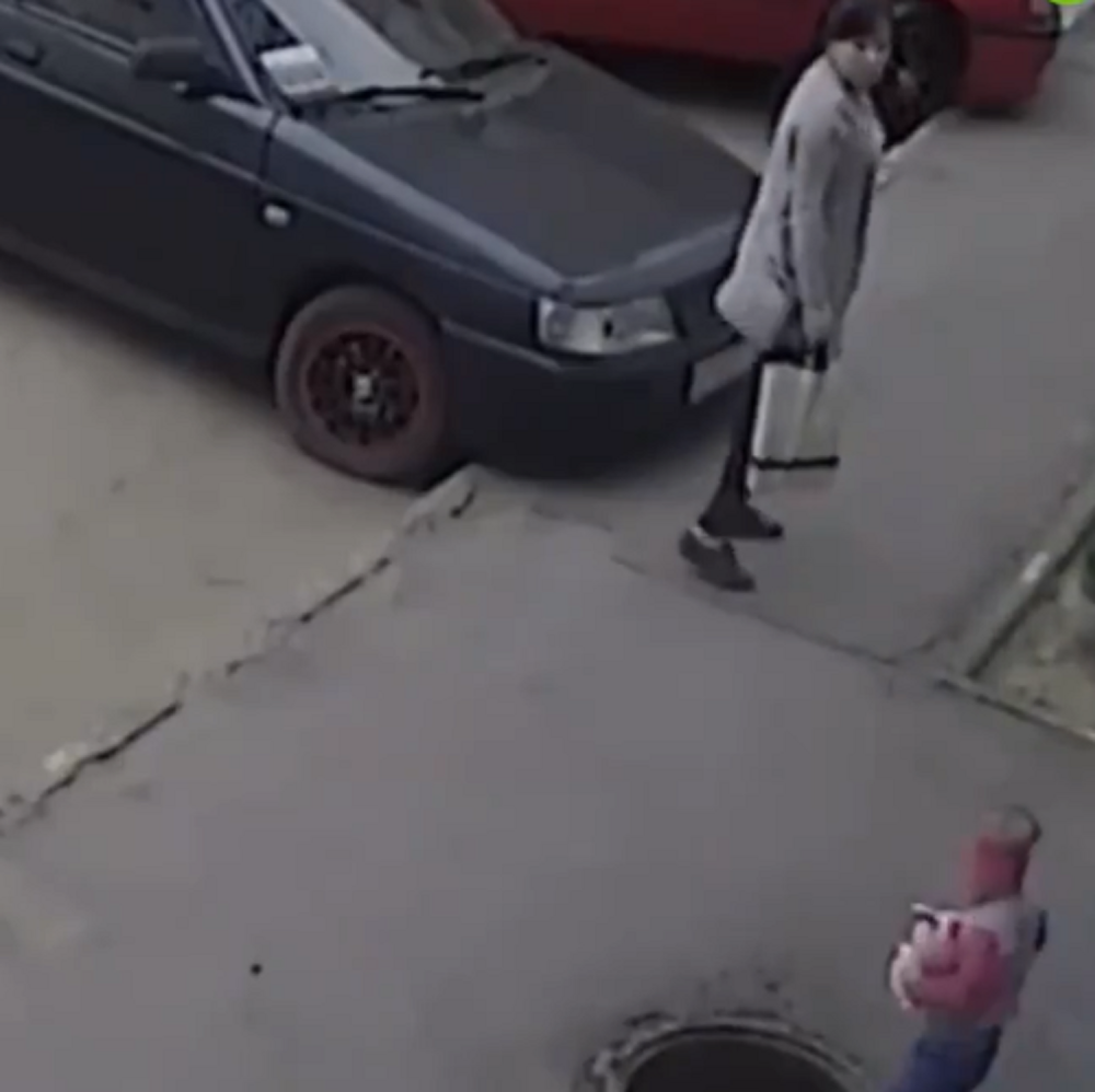 Otac seo u auto, upalio ga, krenuo, a onda je usledio vrisak. Detetu (2) nije bilo spasa!