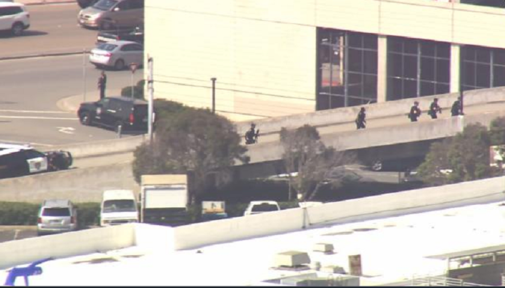 Povadili pištolje pa počeli da pucaju, dve osobe ranjene, policija blokirala sve prilaze! (FOTO)