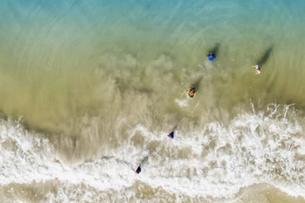 Hteo je da snimi decu kako plivaju u moru, u trenutku se zaledio, više nikada neće ići na LETOVANJE! (FOTO)